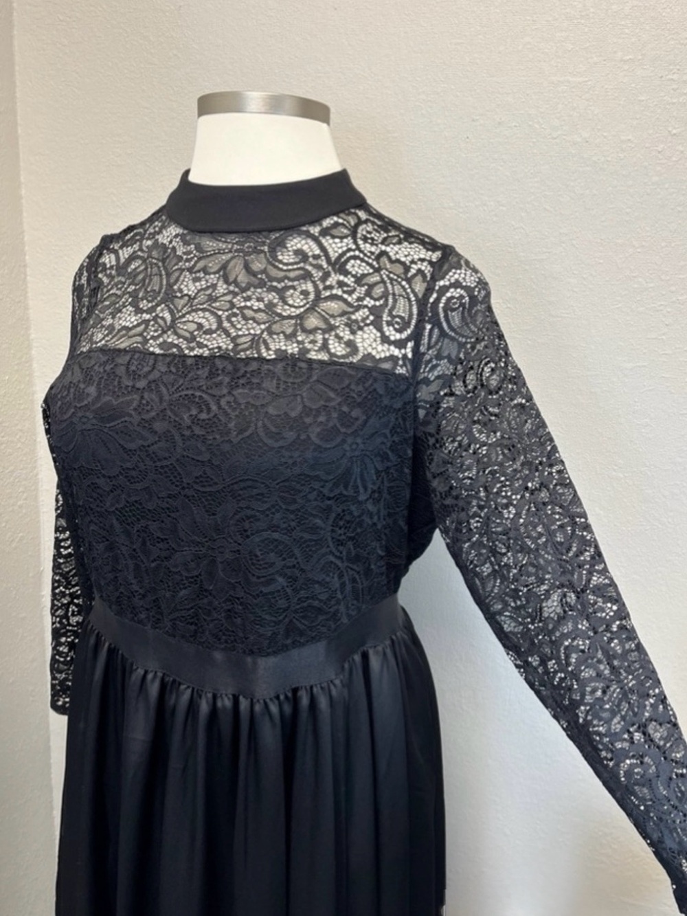 Torrid Black Lace & Satin Long Sleeve Maxi Dress - Picture 4 of 6